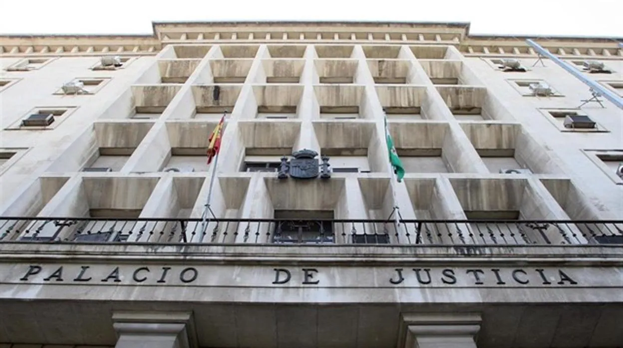 La Fiscalía de Sevilla pide 5 años de cárcel a dos acusados de estafar más de 800.000 euros a varios clientes de un banco