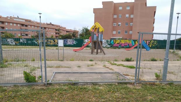 Se cae una valla metálica en el parque infantil El Juncal de El Puerto