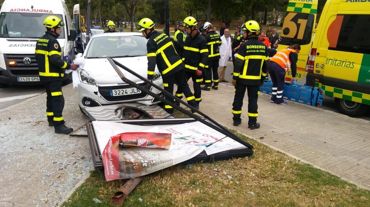 Pierde el control del coche y se estrella contra una señal en Jerez