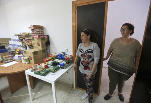 Interior de la asociación Buena Vista con comida que, aseguran, entregan a familias necesitadas del barrio.