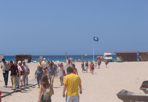 Zahara de los Atunes se aleja del paraíso y pierde su Bandera Azul