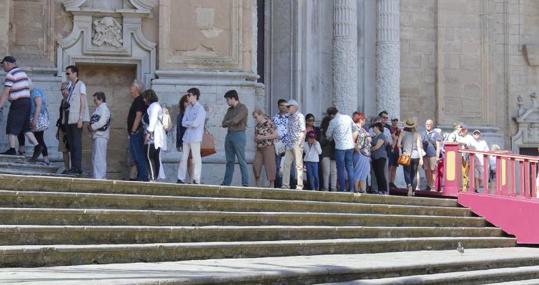 Colas para visitar la Catedral ante la cantidad de turistas que paseaban por Cádiz