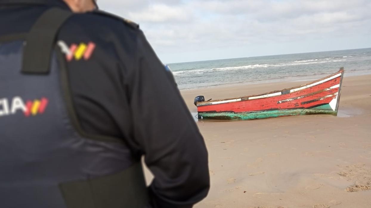 Patera en la playa de Cádiz