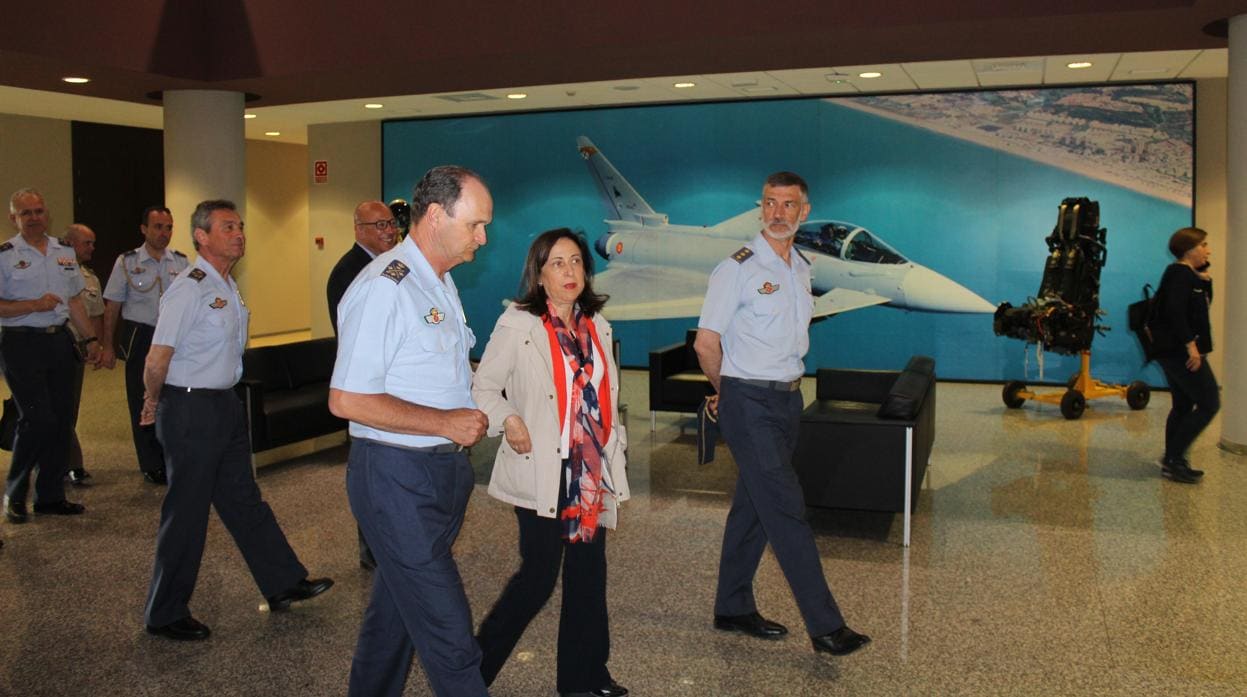 La ministra Margarita Robles este miércoles durante la vista que realizó a la Base Aérea de Morón