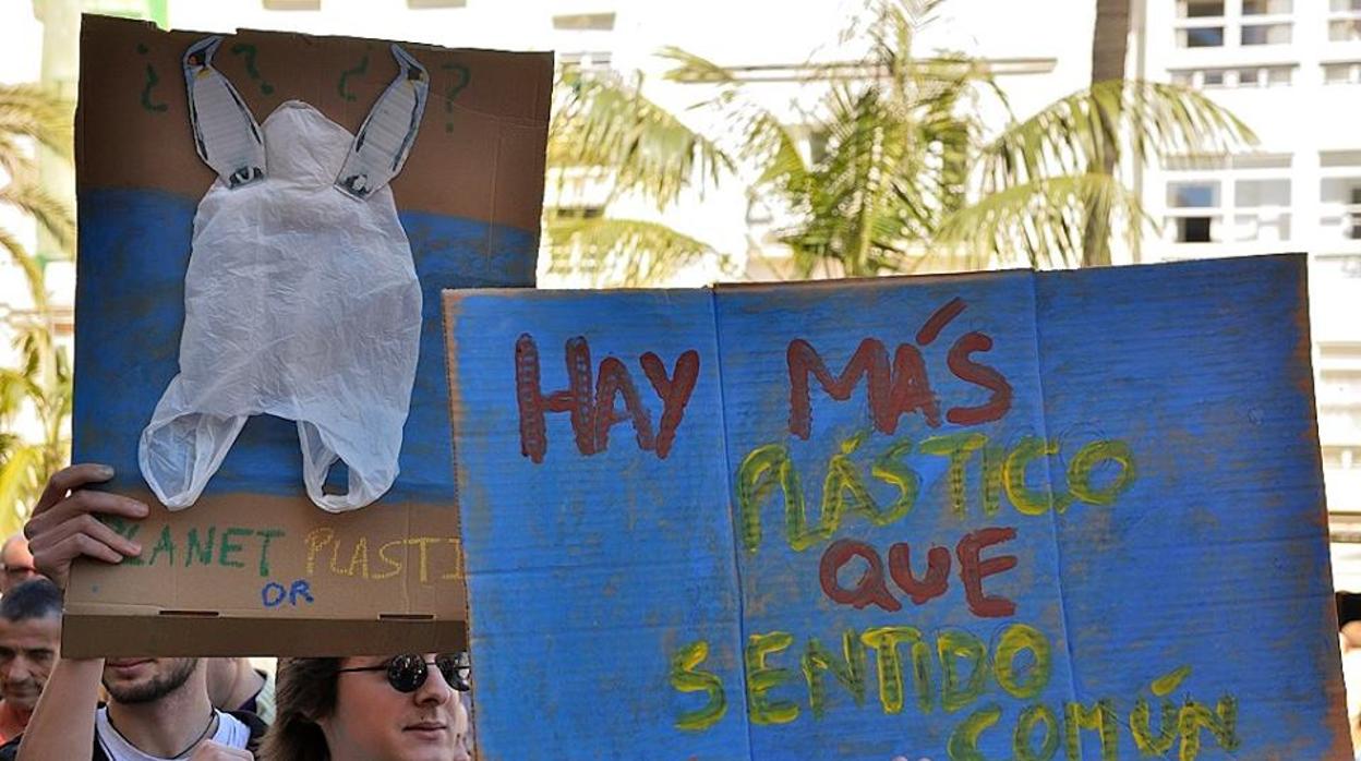 Varios jóvenes se manifiestan en Cádiz el pasado mes de marzo