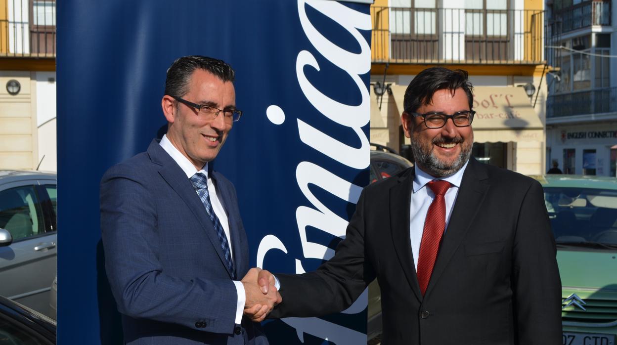 El alcalde de Utrera, José María Villalobos, junto a Javier Segovia, representante de Telefónica