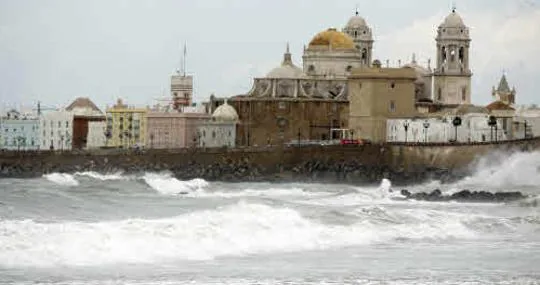 El mar azolta la zona del Campo del Sur y la Catedral de Cádiz