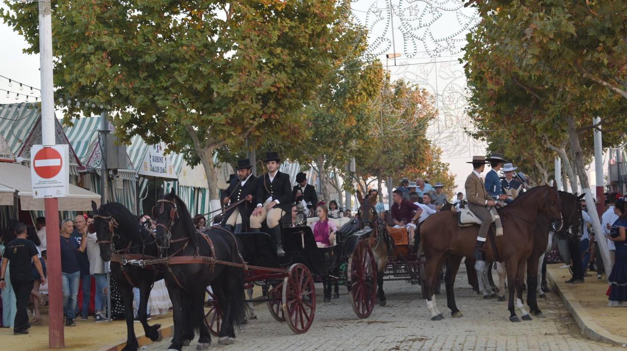 El paseo a caballo es típico de todas las ferias sevillanas