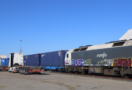 Llega el primer tren que inaugura la conexión ferroviaria entre Madrid y el Puerto de Cádiz