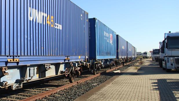 Llega el primer tren que inaugura la conexión ferroviaria entre Madrid y el Puerto de Cádiz