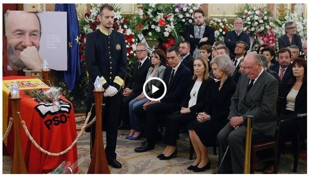 La emotiva despedida de Don Juan Carlos y Doña Sofía a Rubalcaba en las Cortes