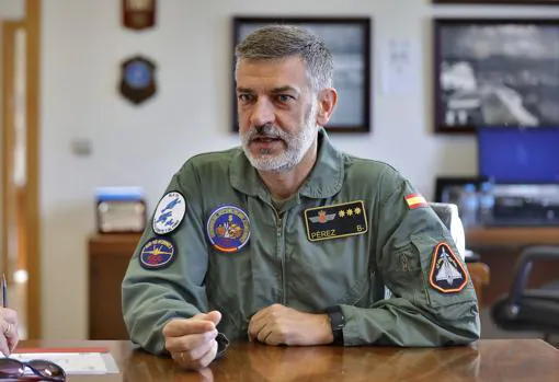 El coronel jefe de la base aérea de Morón, Carlos Pérez