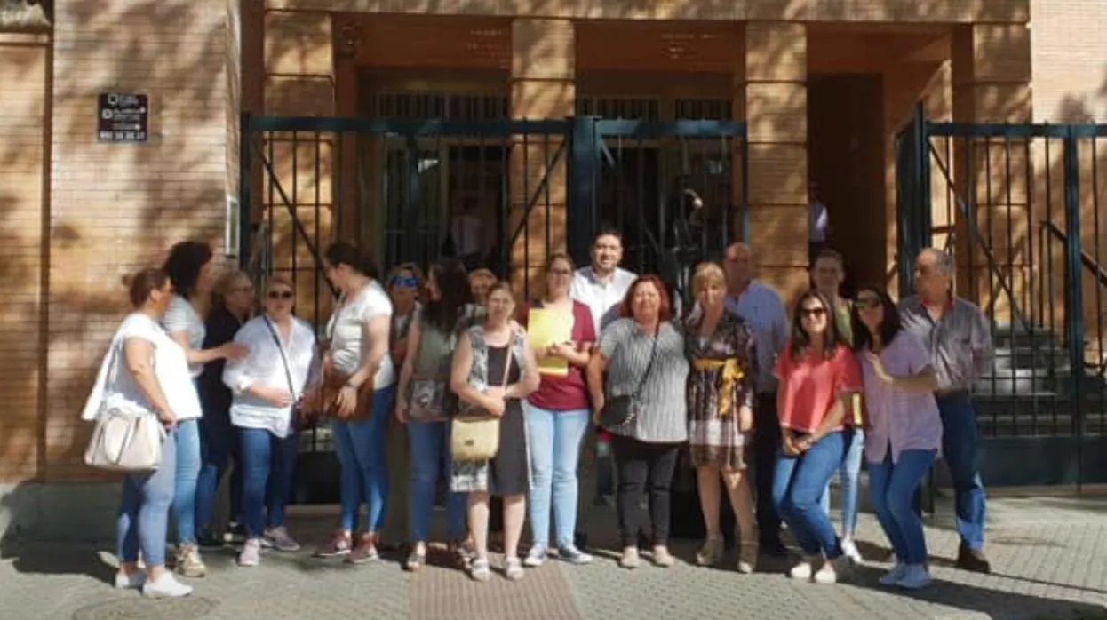 Los padres frente a la sede de la delegación de Educación en Sevilla