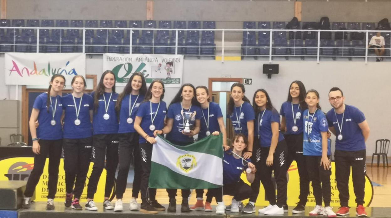 Las chicas del Mairena Voley Club posan con la medalla de bronce lograda en el Campeonato de Andalucía