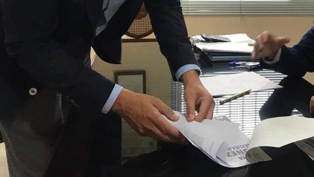 Un programa ante notario como prueba de que «se cumplirán todas las promesas»