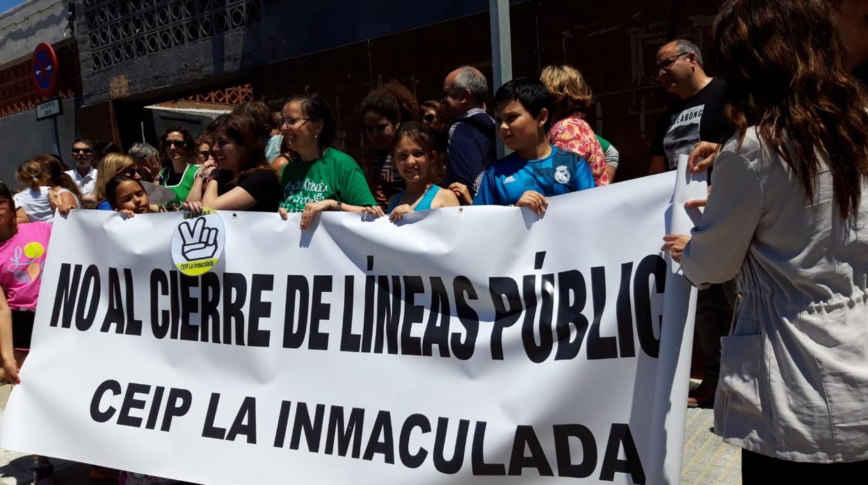 Los padres y los niños se manifestaron a las puertas del Colegio Público La Inmaculada de Cádiz .