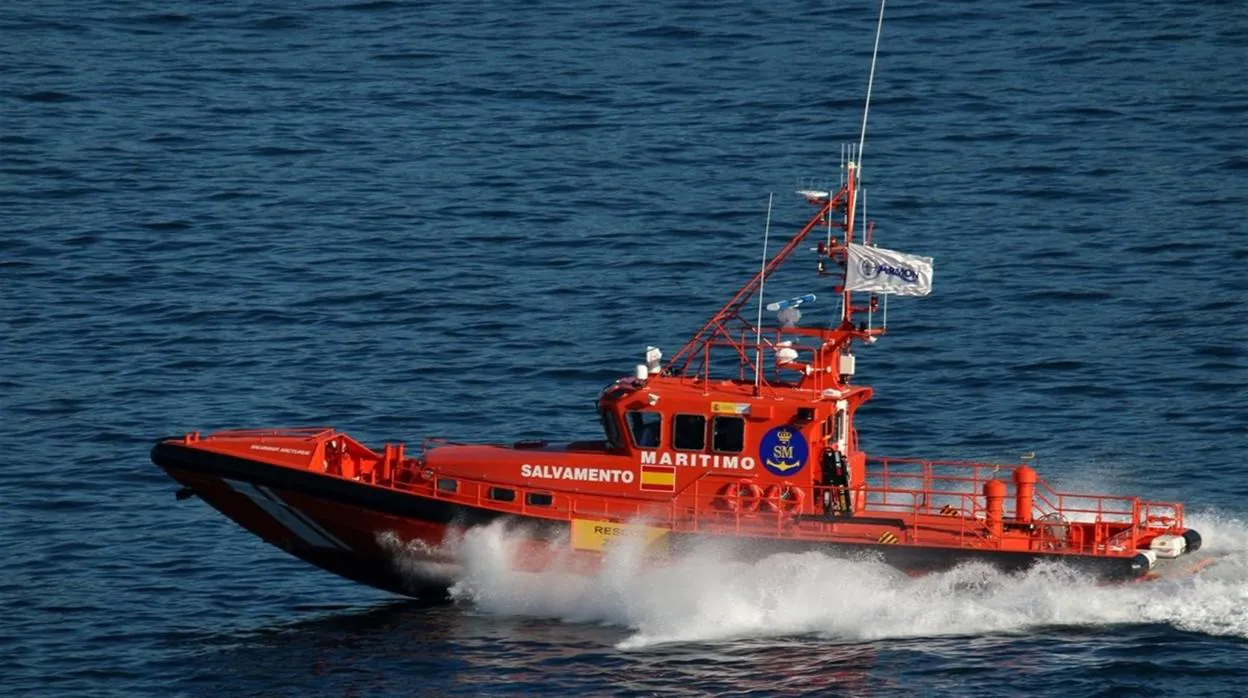 Rescatados siete menores de dos pateras que navegaban en aguas del Estrecho