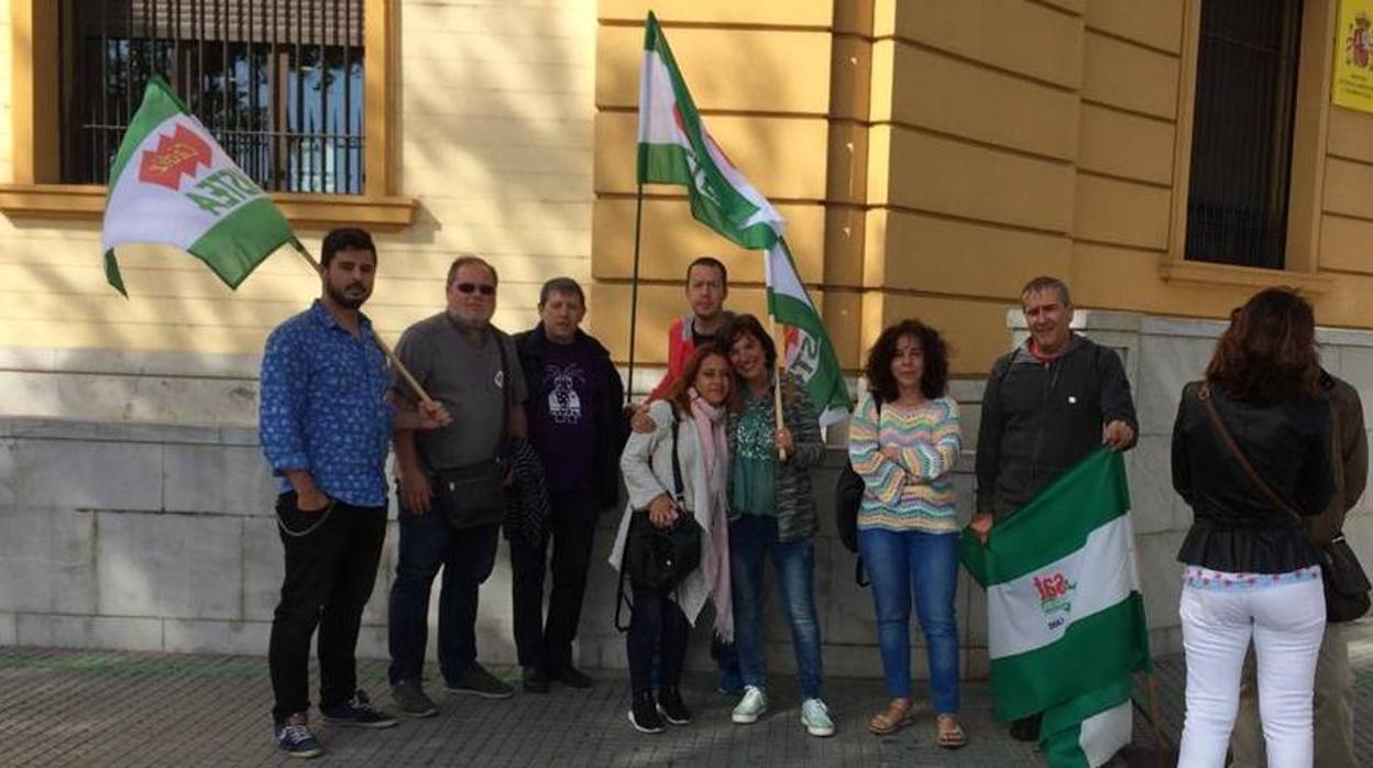 Representantes de Ustea, Confluencia Sindical de la Bahía y del sindicato de justicia, esta mañana frente a la Seguridad Social