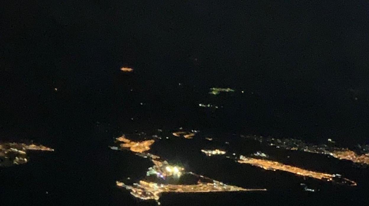 La ciudad iluminada, vista desde el aire en plena noche