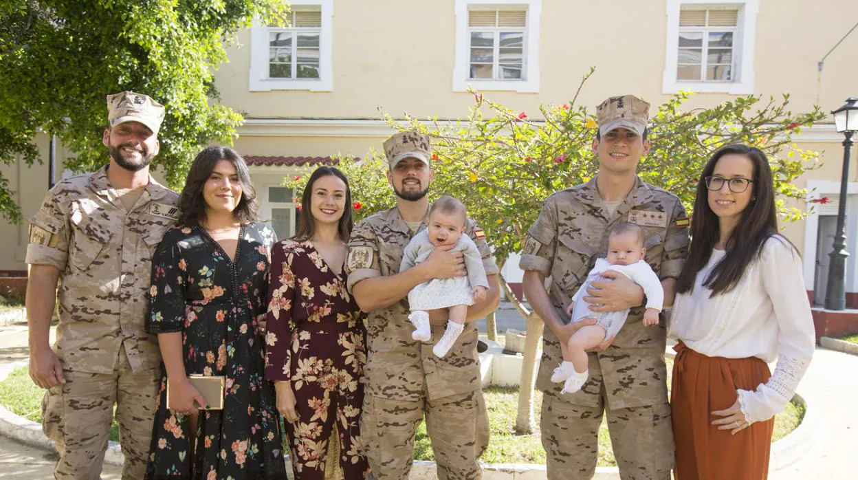 El sargento Movellán, el soldado Gutiérrez y el capitán Páramo con sus parejas e hijos.