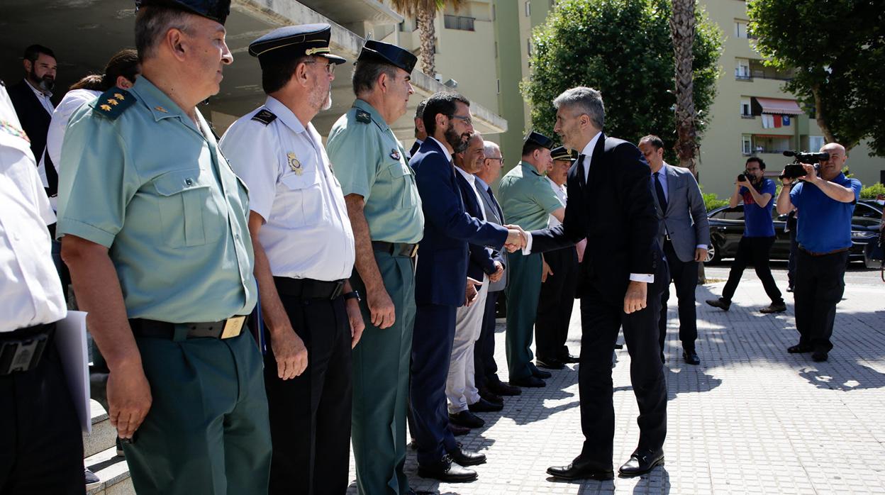 El alcalde de La Línea Juan Franco saluda a Fernando Grande-Marlaska.