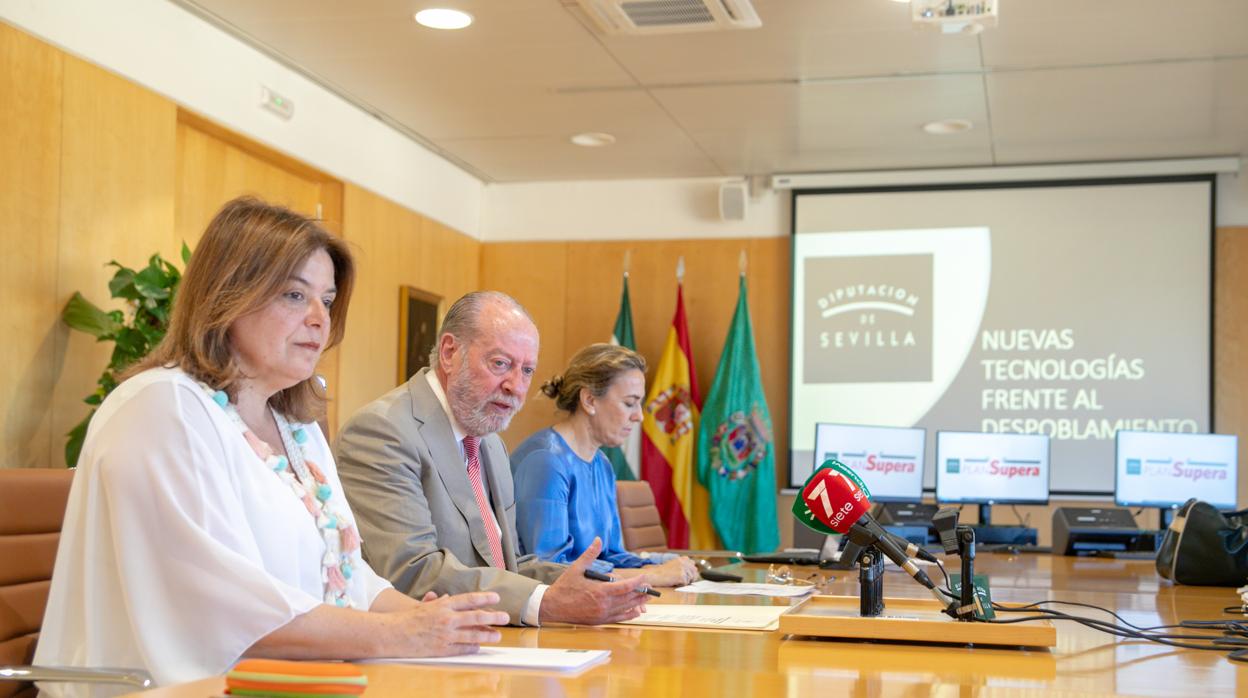 Trinidad Argota, Fernando Rodríguez Villalobos y Carmen Rodríguez, este pasado martes en rueda de prensa