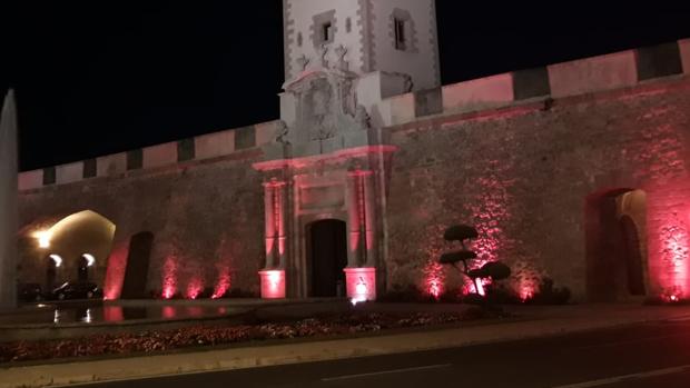 Las Puertas de Tierra de Cádiz se iluminan de rojo por el Síndrome 22q11