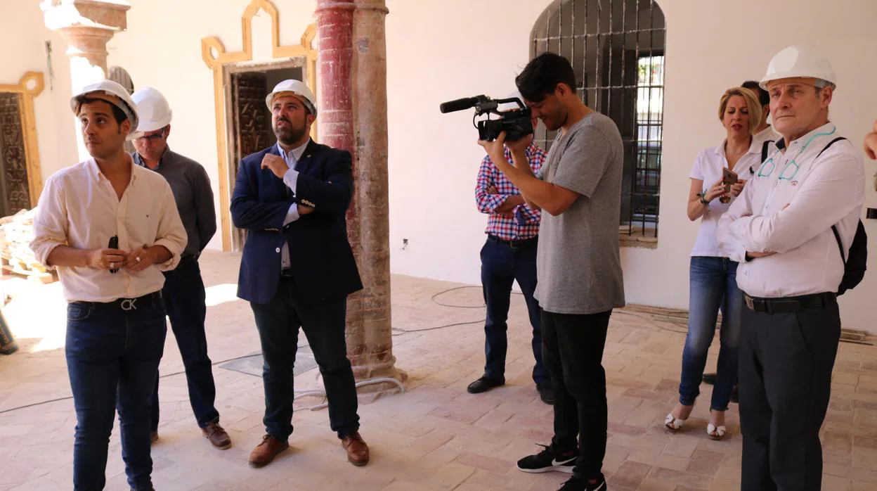 El alcalde loreño y sus concejales de Urbanismo y Patrimonio visitaron el histórico inmueble de Lora del Río