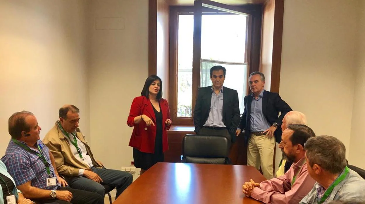 Reunión de los vecinos de la urbanización de Tarazona, de La Rinconada, con dirigentes del PP provincial