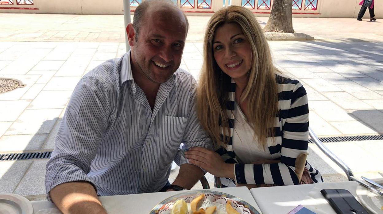 Juancho Ortiz (PP) comiendo en el paseo marítimo con su mujer y unos amigos.