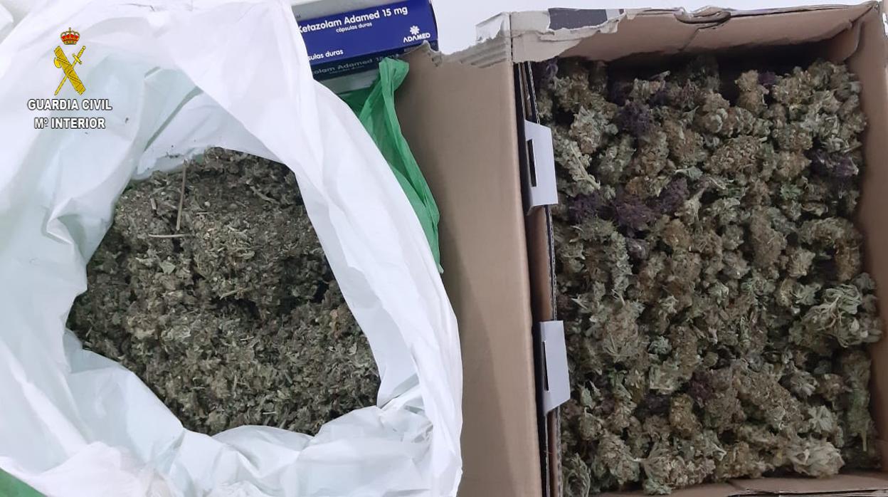 Marihuana intervenida en el maletero del vehículo interceptado