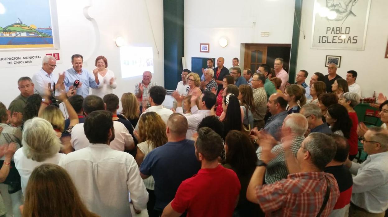 José María Román celebra la victoria en las elecciones municipales de Chiclana 2019.