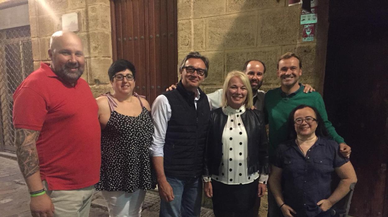 Ana Peral junto a Manuel Gavira, Mikel Sánchez y otros candidatos de Vox.
