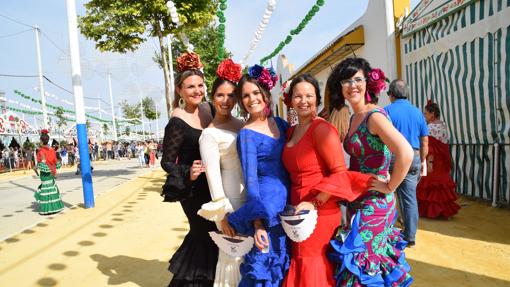 Un grupo de amigas con sus trajes en el recinto.