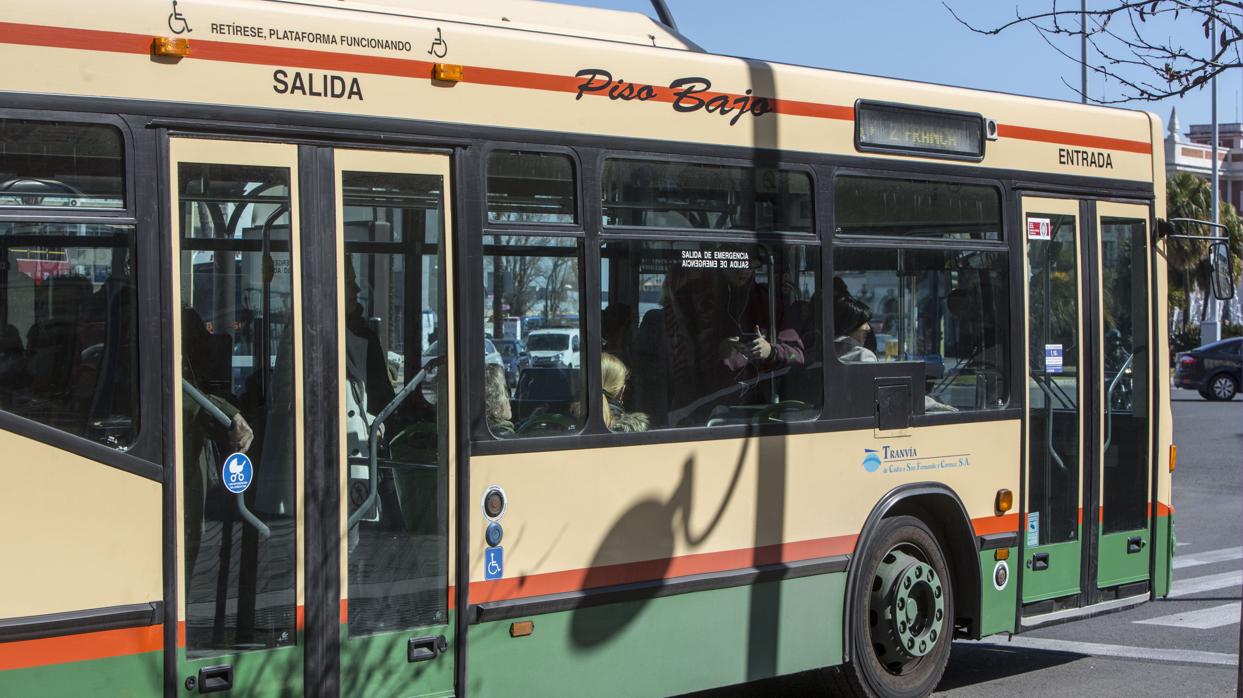 La línea 3 de autobús urbano de Cádiz estrena dos nuevas paradas en Puntales