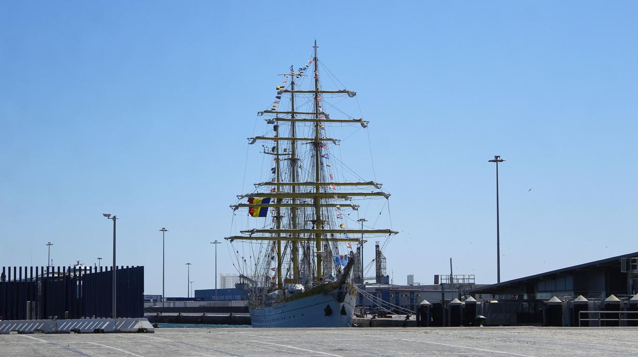 El buque escuela rumano atracado en el muelle de Cádiz.