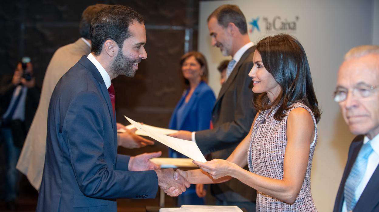 Javier Moreno Rivero recibe de mano de la reina Leticia su beca de posgrado en el extranjero.