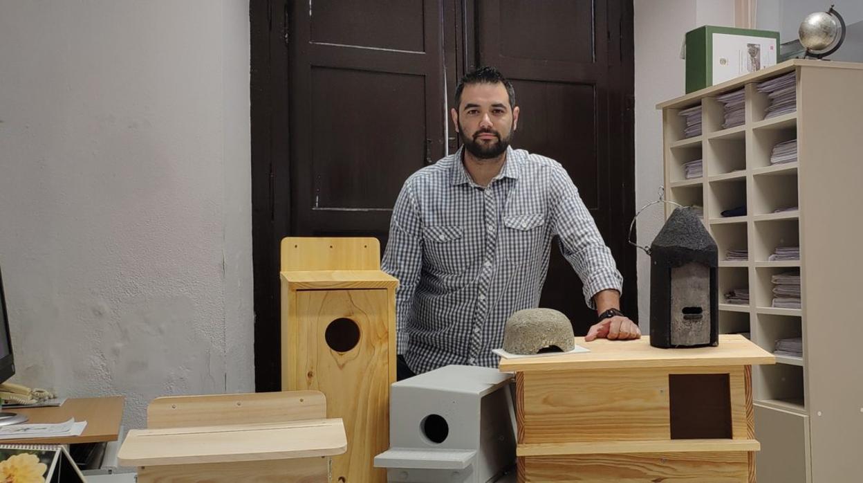 El concejal de Medio Ambiente en Utrera, Carlos Guirao, con las cajas nidos que se van a instalar
