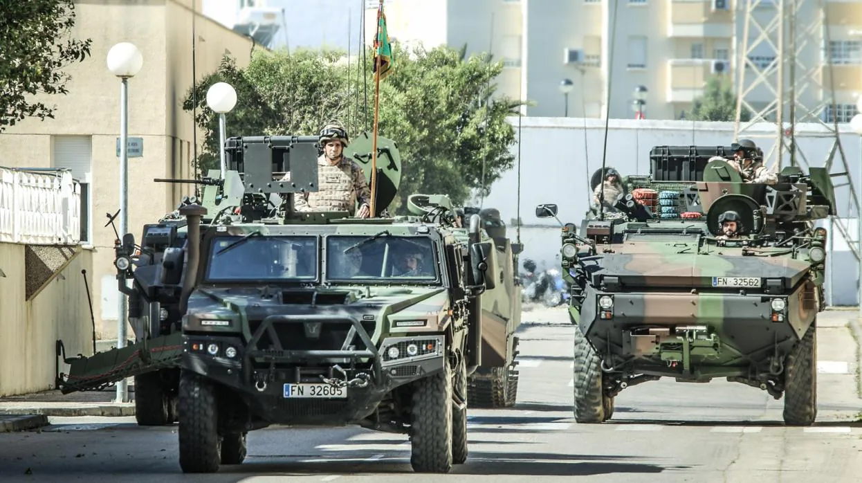 Vehículos del Tercio de Armada de San Fernando que participarán en el desfile del Día de las Fuerzas Armadas en Sevilla.