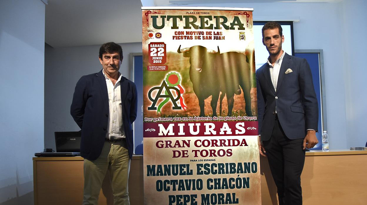 En la imagen, el torero Pepe Moral junto al empresario Carmelo García, flanqueando el cartel de la hiostórica corrida de Miura, que ha sido presentada en la Casa de la Cultura de Utrera