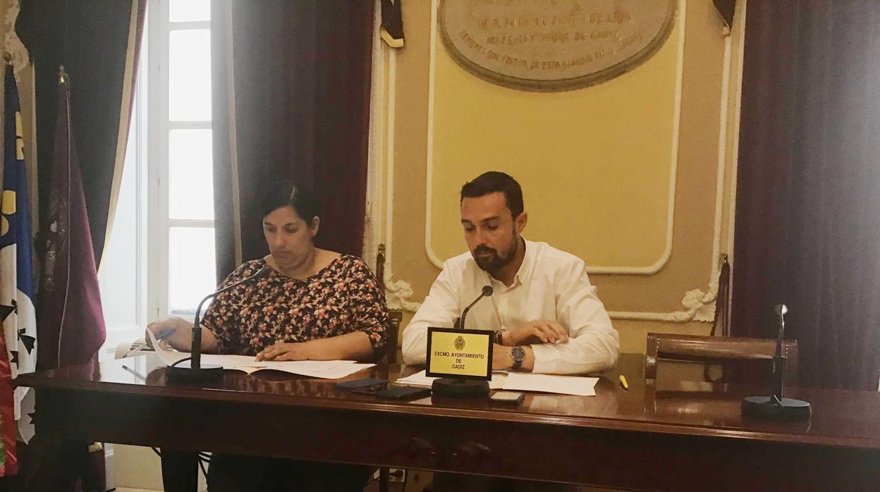 Ana Fernández (izq) y Martín Vila (der), durante la rueda de prensa posterior a la Junta de Gobierno local