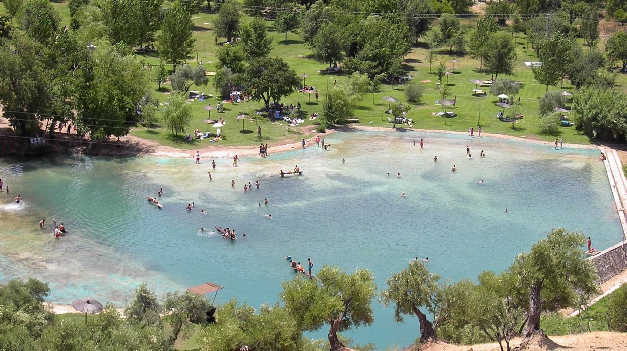 Imagen de la playita de Arroyomolinos, en Zahara de la Sierra.