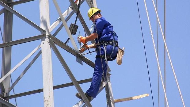 Endesa destina 1,5 millones a revisar 7.905 kilómetros de líneas eléctricas aéreas para prevenir incendios