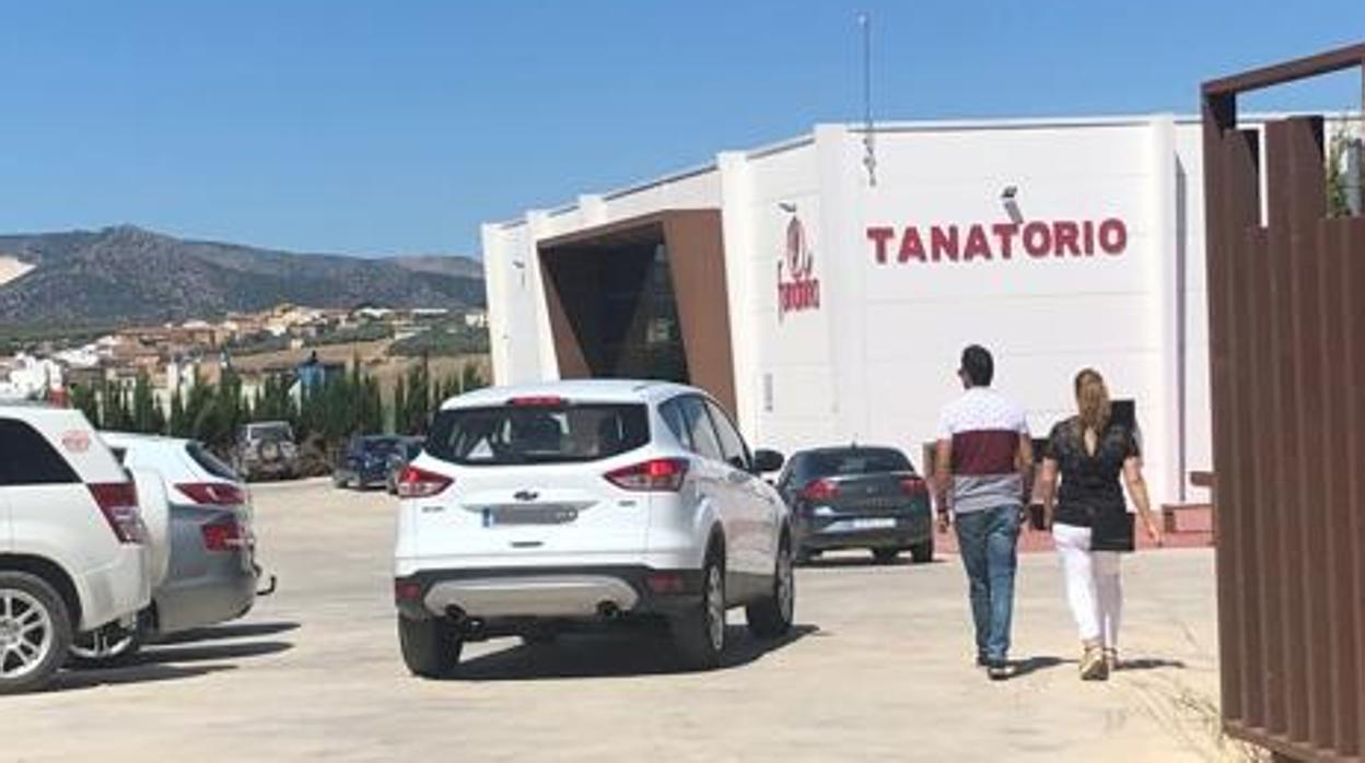 Familiares y amigos de las víctimas en el tanatorio de Casariche