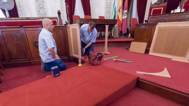 Colocan una rampa en el Salón de Plenos del Ayuntamiento de Cádiz para hacerlo más accesible