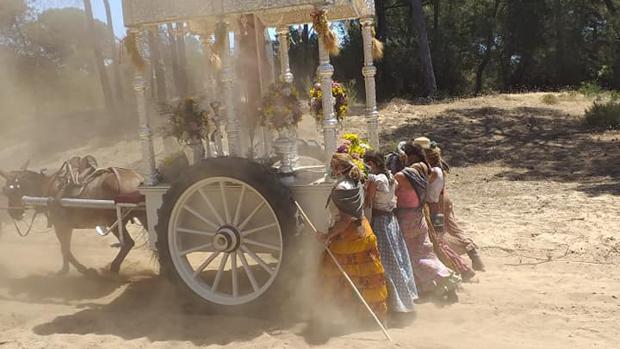 Las hermandades de Cádiz cruzan Bajo Guía en busca de la Blanca Paloma