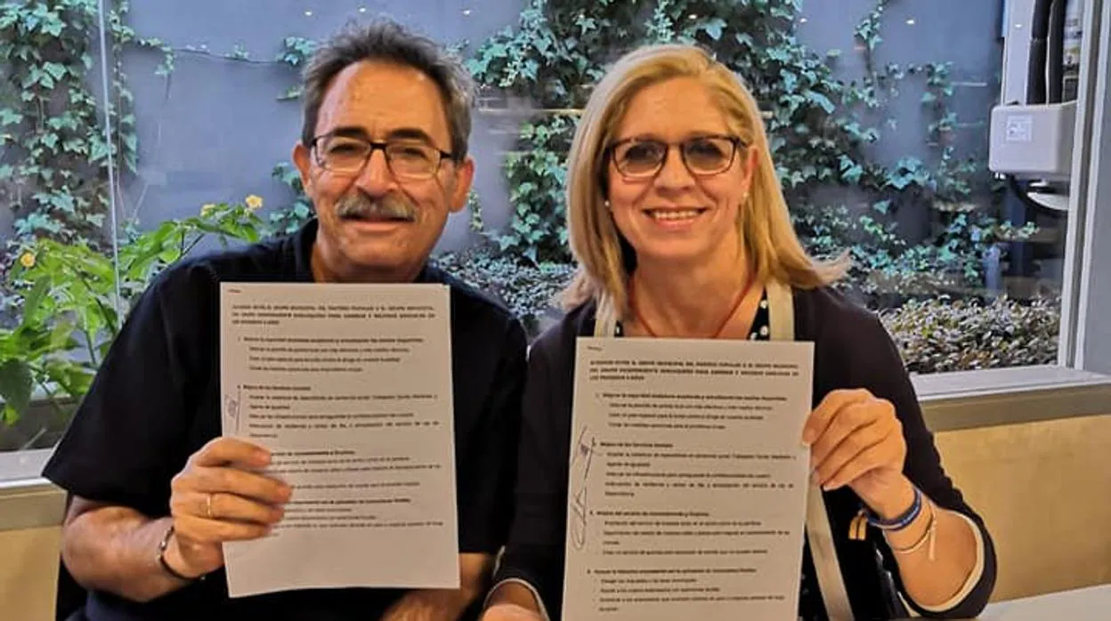 Castaño y Sáez posan tras la firma del acuerdo de gobierno en Sanlúcar la Mayor