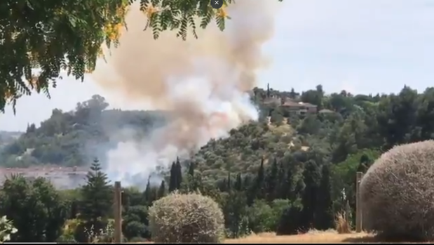 Controlado el incendio en la ladera de Simón Verde que obligó a desalojar varias viviendas de Gelves