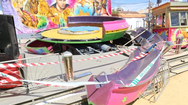 En vídeo: la atracción de la Feria de San José se rompió por la mitad durante un viaje