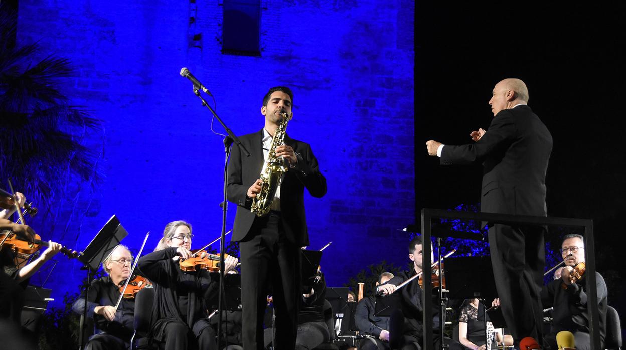 Imágenes de Manu Brazo su brillante actuación junto a la Orquesta Bética de Cámara en el Castillo de Utrera